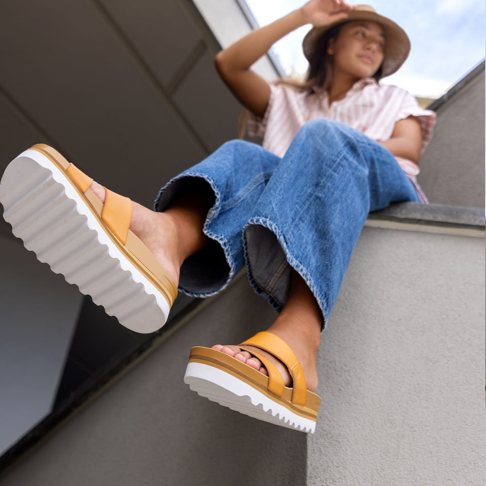 Reef Womens Cushion Vista Hi Slides in Natural ID NMONbGDL