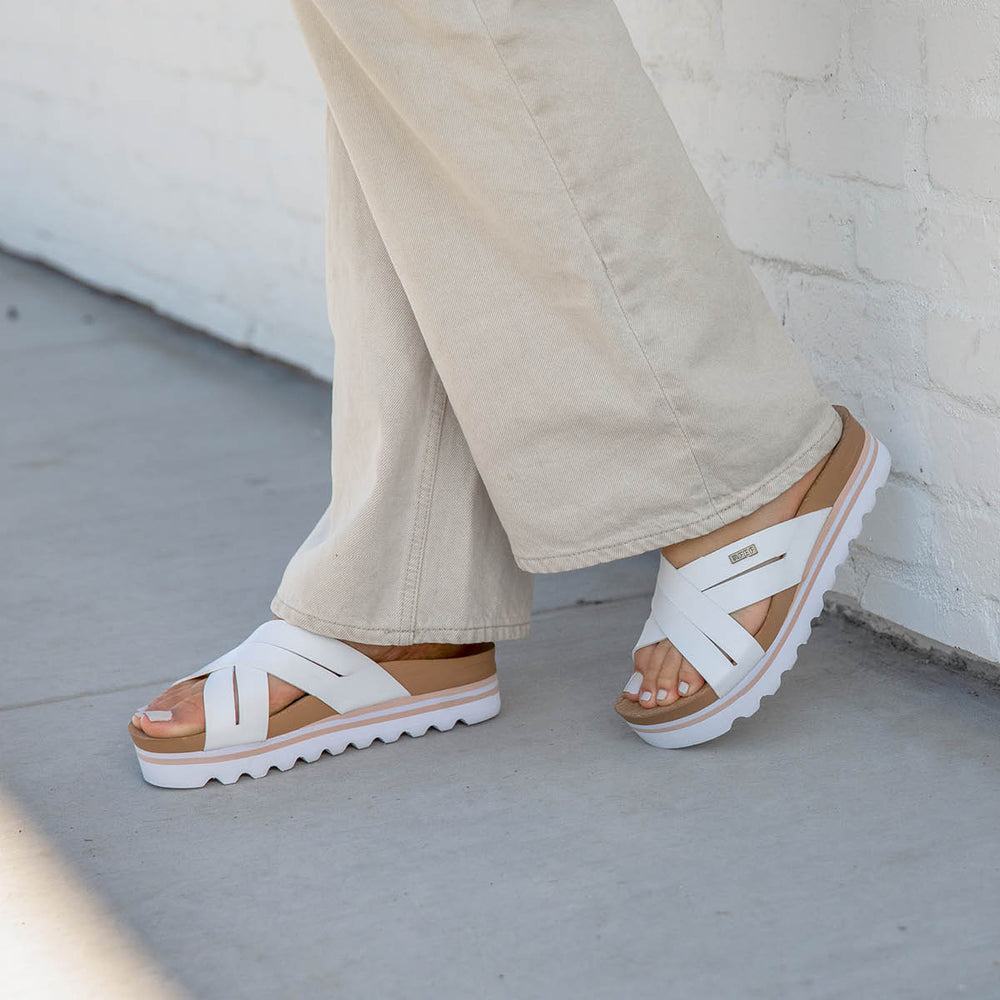 Reef Womens Cushion Bloom Hi Slides in Cloud ID XRVrwgYP  Reef Womens Cushion Bloom Hi Slides in Cloud ID XRVrwgYP